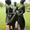 'De drie gratiën met drapering'  brons